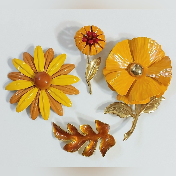 Jewelry - Vintage Floral and Leaf Brooch Set